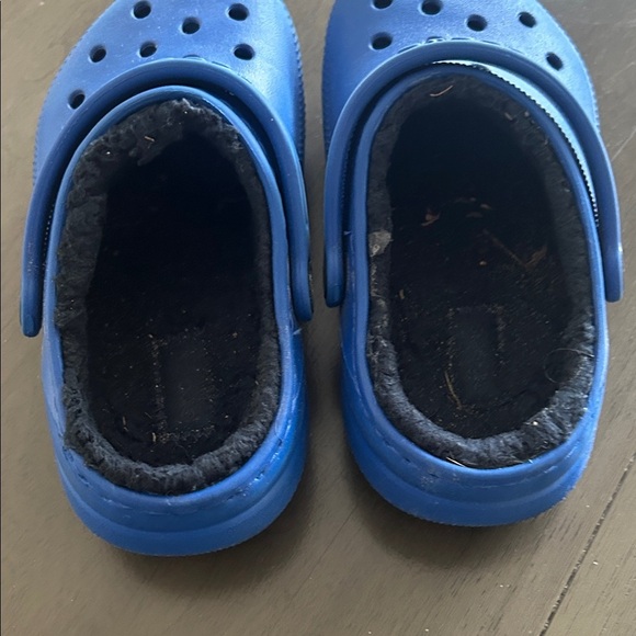 CROCS Kids Vibrant Blue Slippers with Sherpa insole - Picture 3 of 6